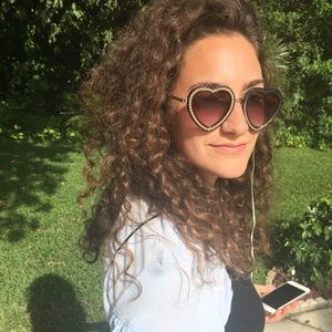 Meet your Posher, Dina